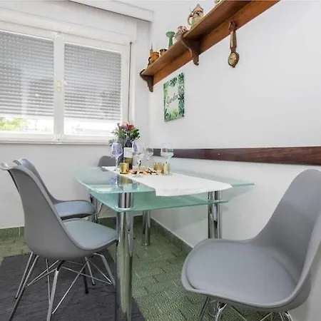 Luxury Center - Two Bedroom With Balcony *