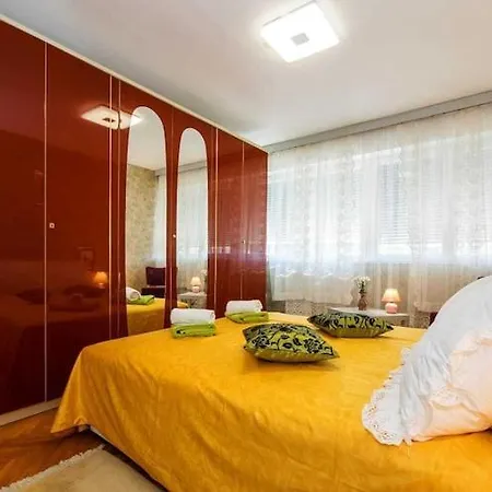 Luxury Center - Two Bedroom With Balcony Apartmán *
